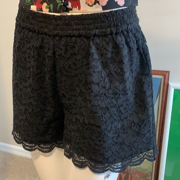 DVF CLASSIC LACE SHORTS ELASTIC WAIST FLORAL LACE BLACK LINING BLACK LACE M - Picture 2 of 10